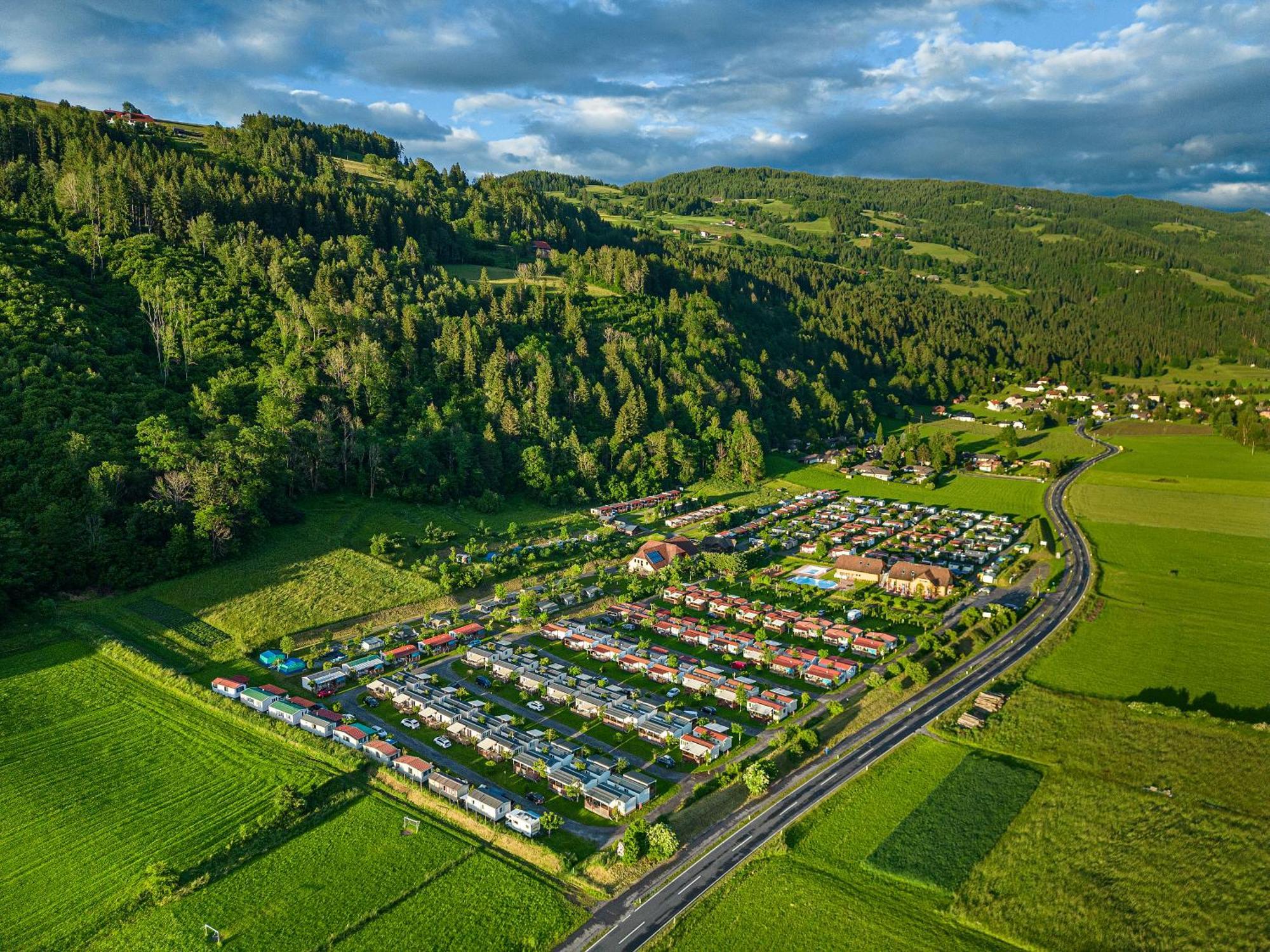 Albatross Mobile Homes On Camping Bella Austria Sankt Peter am Kammersberg ภายนอก รูปภาพ